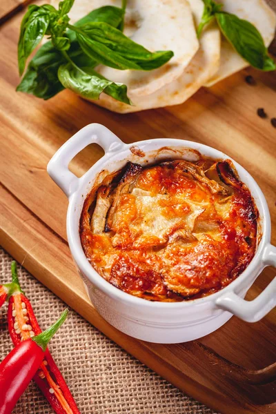 Peynir ve ahşap tahta üzerinde mantarlı kereviz kök graten. Yakın çekim