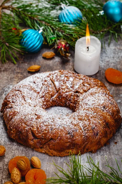 Traditioneller Weihnachtskuchen Mit Getrockneten Früchten Rosinen Und Nüssen Mit Weihnachtsdekoration — Stockfoto