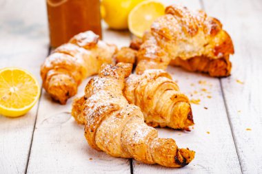 Limonlu kruvasanları Beyaz ahşap arka plan üzerinde reçel. Yakın çekim
