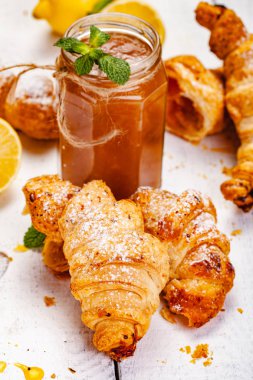 Limonlu kruvasanları Beyaz ahşap arka plan üzerinde reçel. Yakın çekim