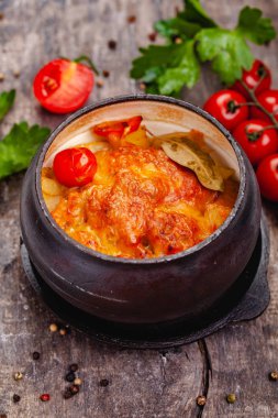 Güveç rosto sebze ve peynir ahşap rustik masa üzerinde domuz. Yakın çekim