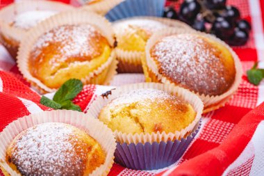 Ev yapımı kekler kuru üzüm ve peynir ile. Yakın çekim