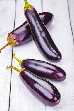 Ahşap rustik masa üzerinde taze çiğ patlıcan. Yakın çekim