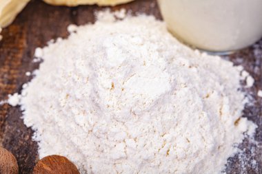 Buğday unu ahşap masa üzerinde yığını. Yakın çekim