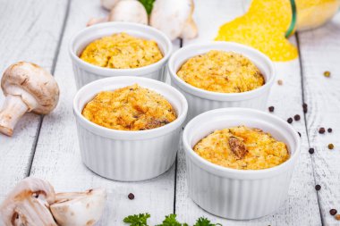 Beyaz ramekin mantarlı polenta ahşap rustik masaya kase. Yakın çekim
