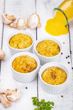 Beyaz ramekin mantarlı polenta ahşap rustik masaya kase. Yakın çekim