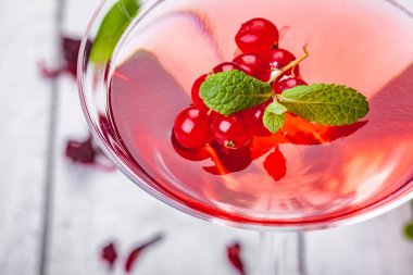 Martini cam ahşap arka plan üzerinde kırmızı kuş üzümü ile jöle. Yakın çekim