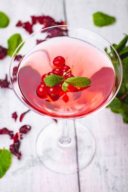 Martini cam ahşap arka plan üzerinde kırmızı kuş üzümü ile jöle. Yakın çekim