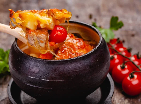 Güveç rosto sebze ve peynir ahşap rustik masa üzerinde domuz. Yakın çekim