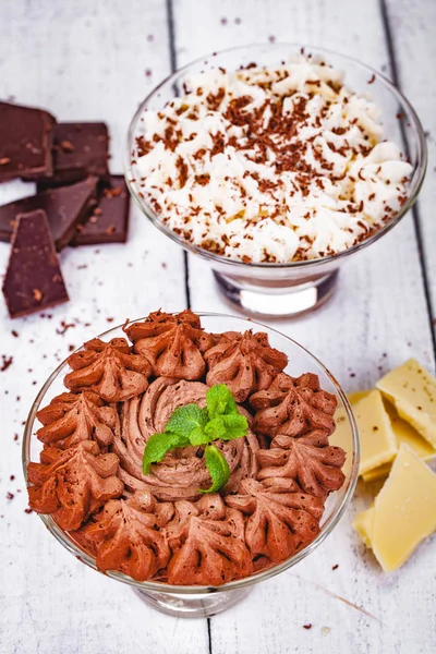 Mousse Cioccolato Fatta Casa Bicchieri Porzione Sfondo Legno Vicino — Foto Stock