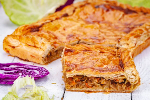 Ahşap rustik zemin üzerine ev yapımı lahana pasta. Yakın çekim