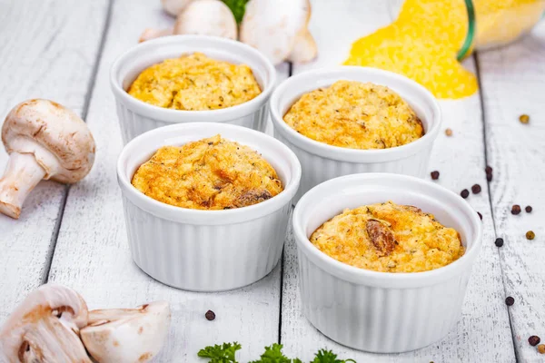 Polenta Met Champignons Witte Ramekin Kommen Houten Rustieke Tafel Close — Stockfoto