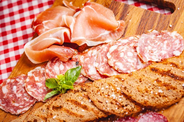 Carne Italiana Pão Torrado Tábua Corte Madeira Fechar — Fotografia de Stock