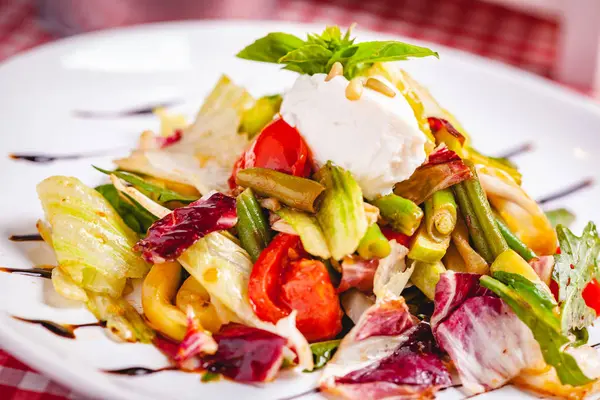 Salat Mit Grünen Bohnen Tomaten Paprika Ricotta Und Gemischtem Gemüse — Stockfoto