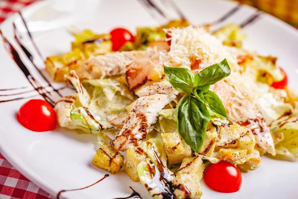 Caesar Salat Mit Huhn Und Speck Auf Weißem Teller Nahaufnahme — Stockfoto