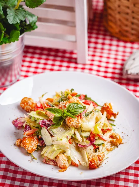 Salat Mit Lachs Gemüse Und Mischgemüse Auf Weißem Teller Nahaufnahme — Stockfoto