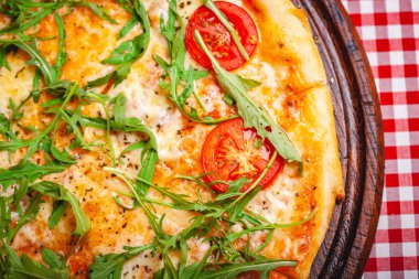 Tahta üzerinde taze roka bulunan pizza Margherita (Margarita). Kapat.