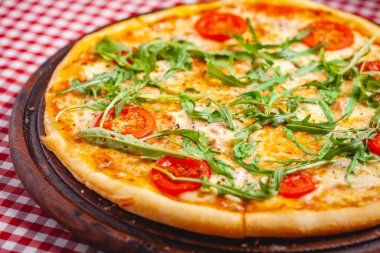 Tahta üzerinde taze roka bulunan pizza Margherita (Margarita). Kapat.