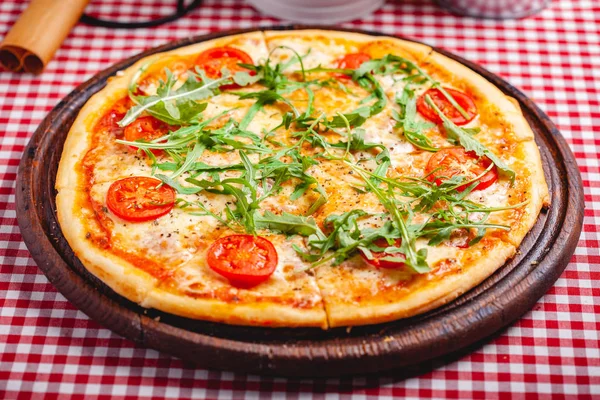 Tahta üzerinde taze roka bulunan pizza Margherita (Margarita). Kapat.