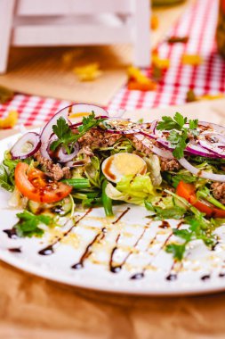 Et, yumurta, beyaz tabakta sebze salatası. Yakın çekim