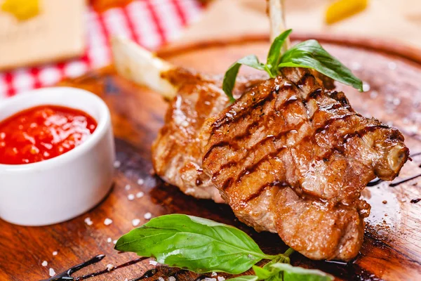 Rack Cordeiro Frito Com Azeite Aromático Ervas Especiarias Tábua Madeira — Fotografia de Stock