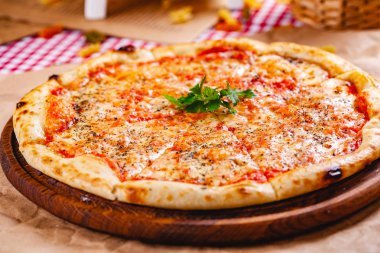 Domatesli İtalyan Pizza Margherita ve ahşap kesim tahtasında mozzarella peyniri. Kapat.