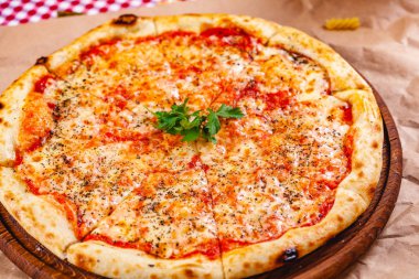 Domatesli İtalyan Pizza Margherita ve ahşap kesim tahtasında mozzarella peyniri. Kapat.