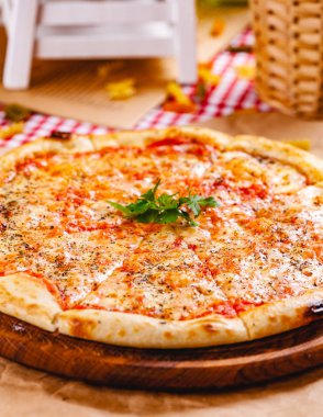 Domatesli İtalyan Pizza Margherita ve ahşap kesim tahtasında mozzarella peyniri. Kapat.