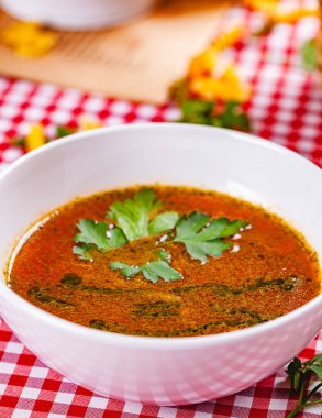 Pesto sos beyaz kase sebze çorbası. Yakın çekim