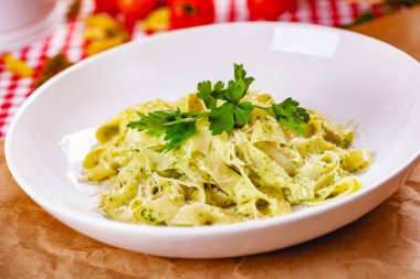 İtalyan makarna tagliatelle mantarlı beyaz tabakta pesto sos ve parmesan peyniri. Yakın çekim