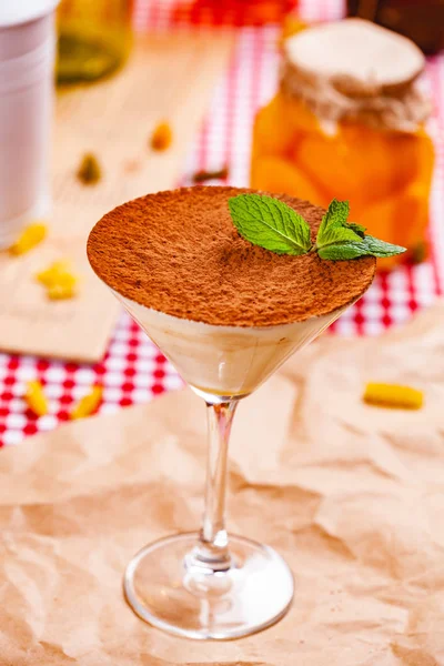 Dessert Tiramisu Gedeelte Glas Close — Stockfoto