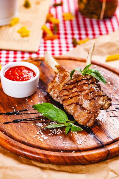 Lammrücken Gebraten Mit Aromatischem Olivenöl Kräutern Und Gewürzen Auf Holzbrett — Stockfoto