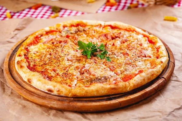 Olasz Pizza Szalonnával Paradicsommal Mozzarella Sajttal Fából Készült Vágódeszkán Közelről — Stock Fotó