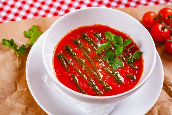 Tomaten Gazpacho Suppe Mit Pesto Sauce Weißer Schüssel Nahaufnahme — Stockfoto