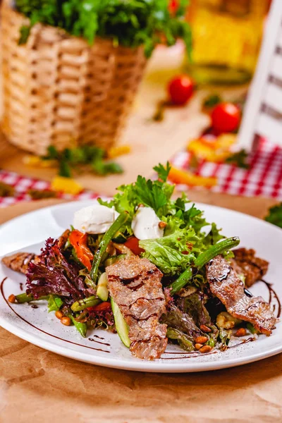 Salat Mit Gebratenem Fleisch Pinienkernen Gemüse Und Mozzarella Auf Weißem — Stockfoto