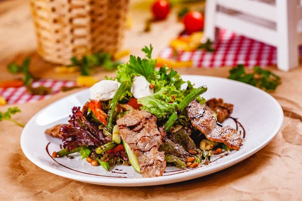 Salat Mit Gebratenem Fleisch Pinienkernen Gemüse Und Mozzarella Auf Weißem — Stockfoto