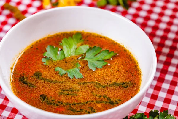 Soupe Légumes Avec Sauce Pesto Dans Bol Blanc Gros Plan — Photo