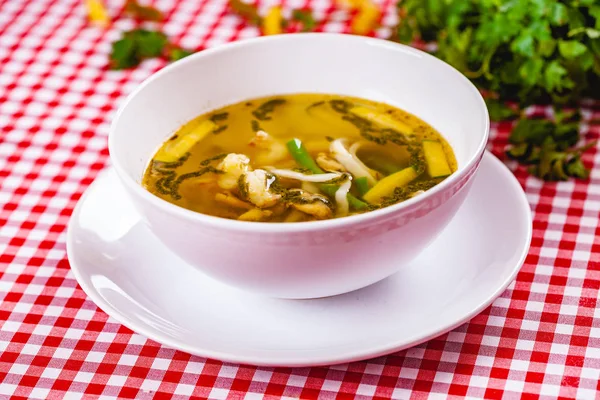 Suppe Mit Gemüse Und Meeresfrüchten Weißer Schüssel Nahaufnahme — Stockfoto