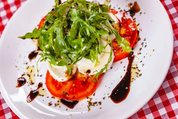 Caprese Salad Arugula White Plate Close — Stock Photo, Image