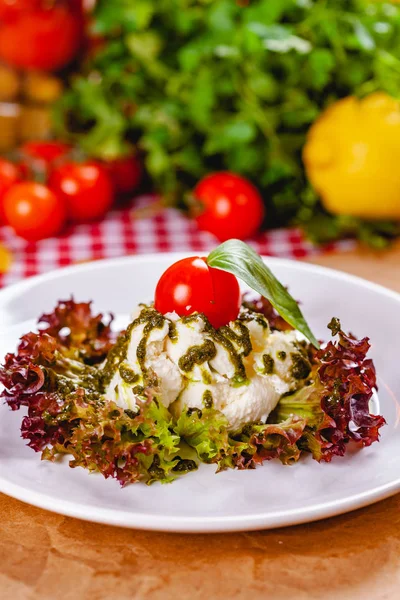 Italienischer Burrata Käse Mit Kirschtomaten Pesto Sauce Und Salatblättern Auf — Stockfoto