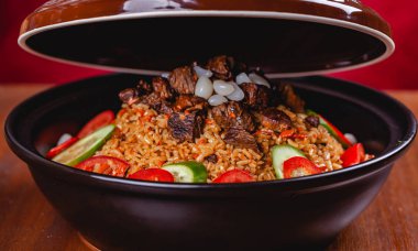 Geleneksel Özbek pilavlı Tagine. Kapat.