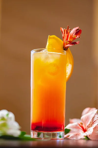 Dřevěný Stůl Koktejl Tequila Sunrise Detailní Záběr — Stock fotografie