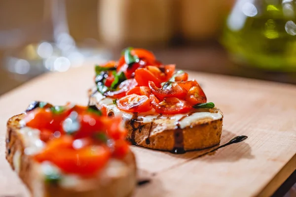 Traditional Italian Bruschetta Cherry Tomatoes Cheese Basil Balsamic Vinegar Wooden — Stock Photo, Image