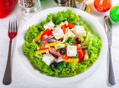 Beyaz tabakta sebze Yunan salatası. Yakın çekim