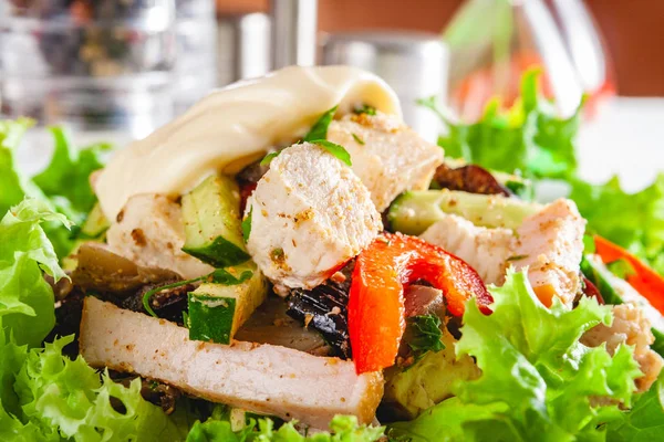 Salat Mit Hühnerbrust Und Gemüse Auf Weißem Teller Nahaufnahme — Stockfoto