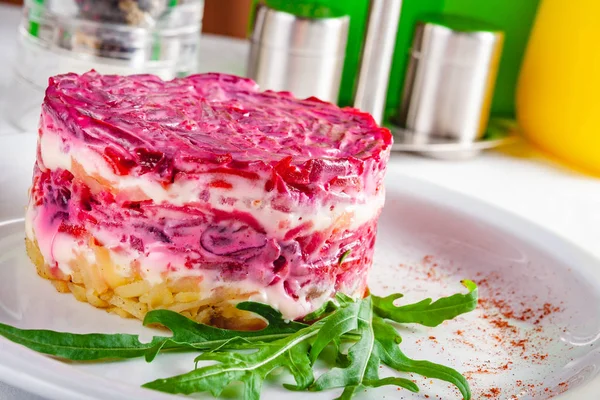 Geleneksel Rus yemekleri. Salata ringa kürk beyaz tabakta altında. Yakın çekim