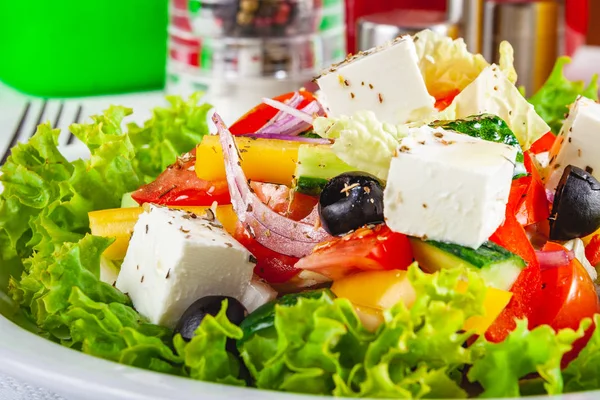 Beyaz tabakta sebze Yunan salatası. Yakın çekim