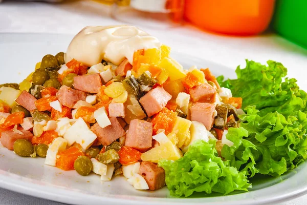 Salata Tradițională Rusească Olivier Placă Albă Close — Fotografie, imagine de stoc