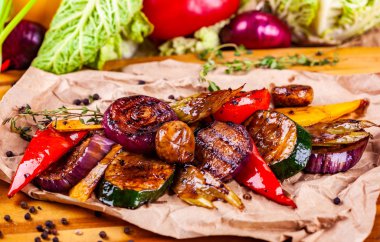 Izgara sebze: biber, domates, soğan, patates, mantar, kabak