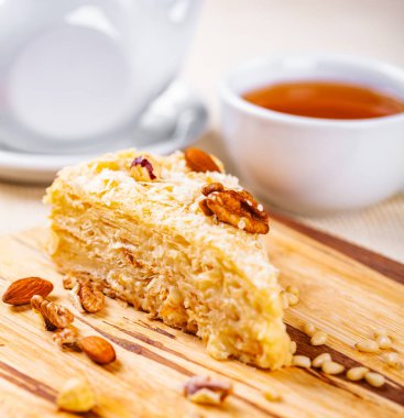 Ahşap tahta üzerinde farklı fındık ile Napolyon pasta